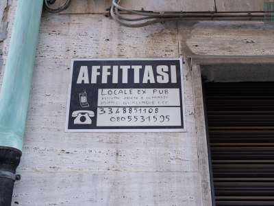 Mentre al civico 17 un cartello di affittasi avvisa che siamo in presenza di un ex pub e di un locale �asciutto, arioso e luminoso�